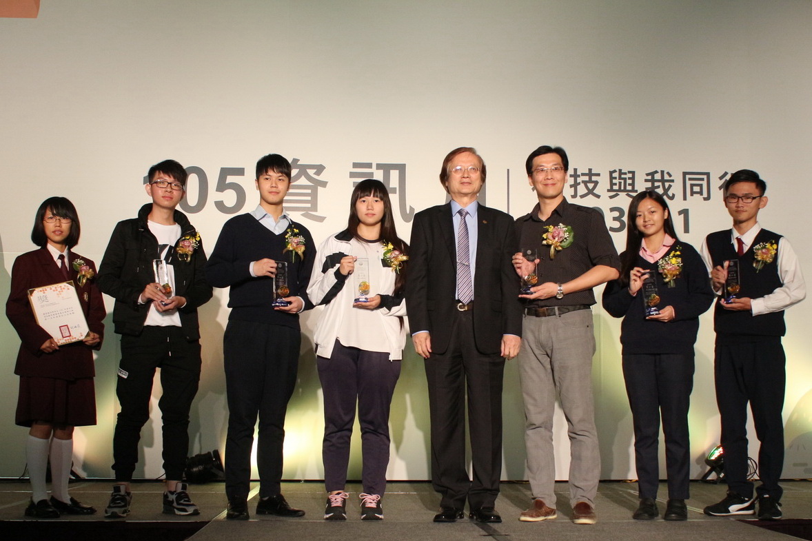 105資訊月展前記者會上劉瑞復主委(右4)為全國冠軍學校加冕獎勵