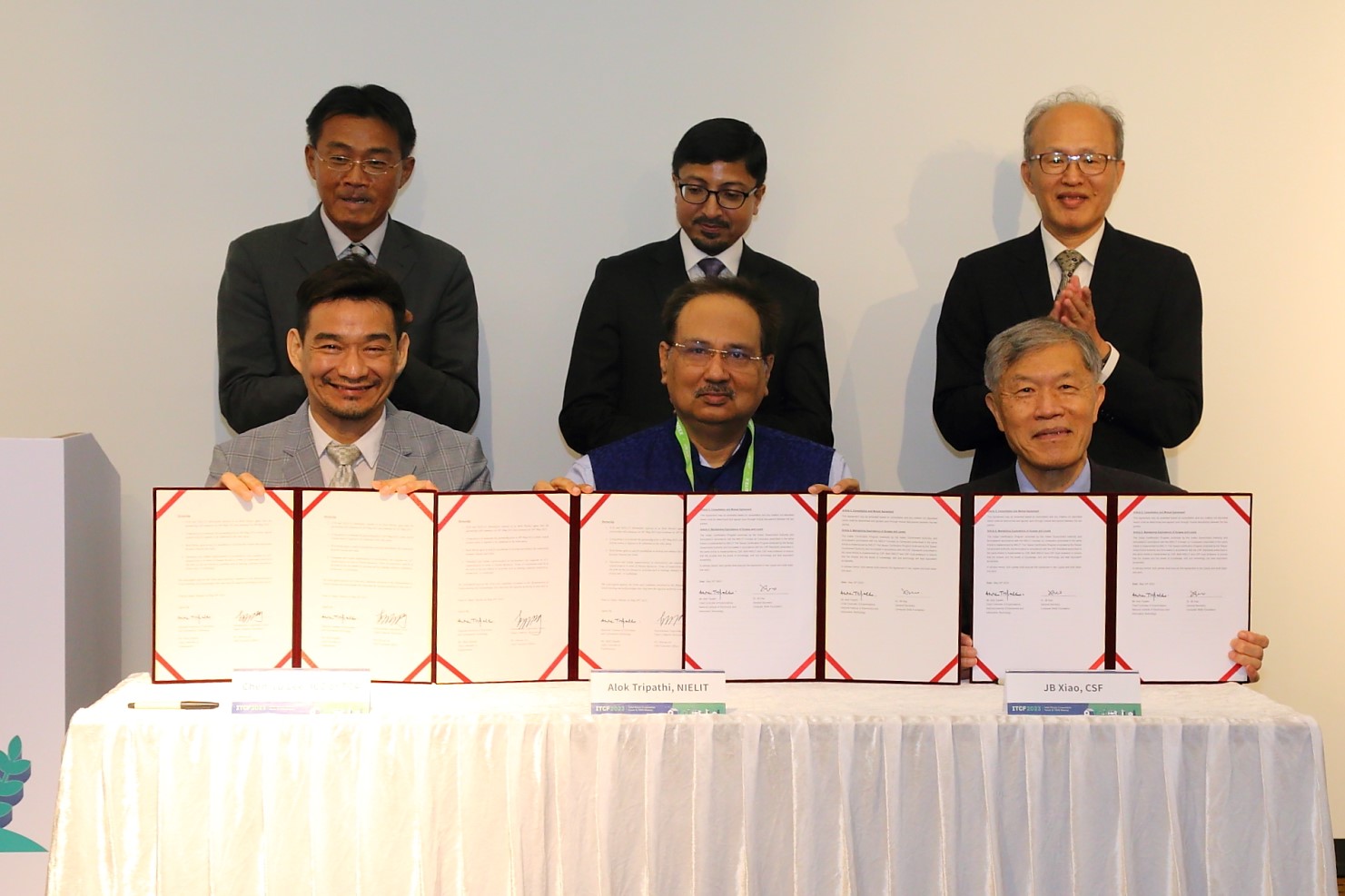 印度NIELIT總監Alok Tripathi(前排中)、TCA國合中心執行長李鎮宇(前排左)以及電腦技能基金會的秘書長蕭佳賓(前排右)進行簽署