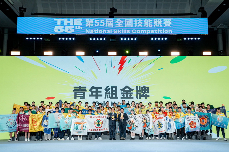 總統賴清德-勞動部部長洪申翰與第55屆全國賽青年組金牌選手合影